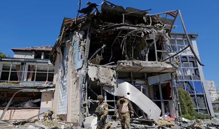 Ukrayna, kendi topraklarını hedef aldı: 5 kişi hayatını kaybetti