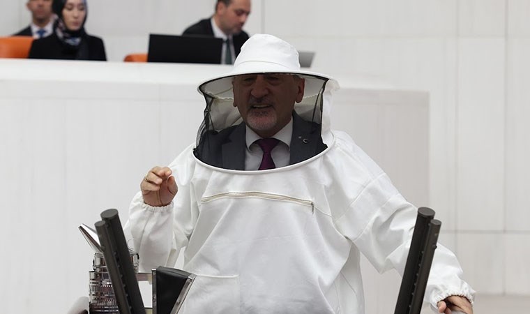 CHP’li Mustafa Adıgüzel TBMM’ye arıcı kıyafeti ile geldi: ‘Toplum bal adı altında zehirleniyor’