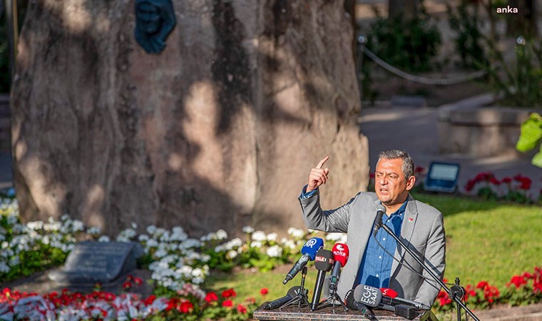 CHP Genel Başkanı Özgür Özel, Anneler Günü’nde Zübeyde Hanım’ın anıt mezarını ziyaret etti