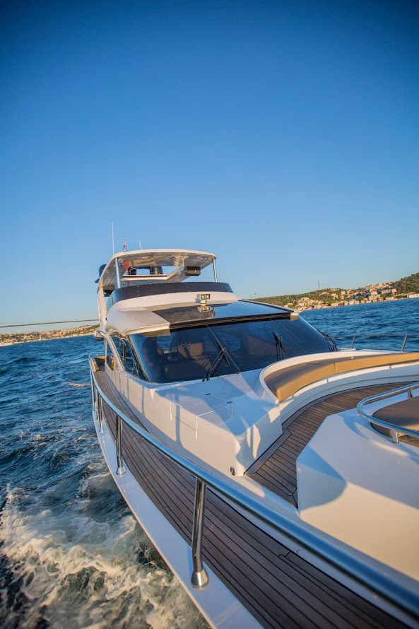 İstanbul’da Yat Kiralama Aden Yatçılık ile Yatta Yüzme Turları: Denizin Tadını Çıkarın