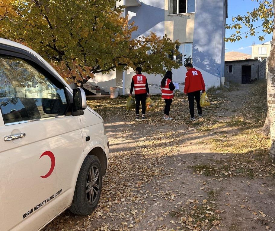 Hayırsever Çağlar Toğal, Adilcevaz’da Kış Yardımları Yapıyor