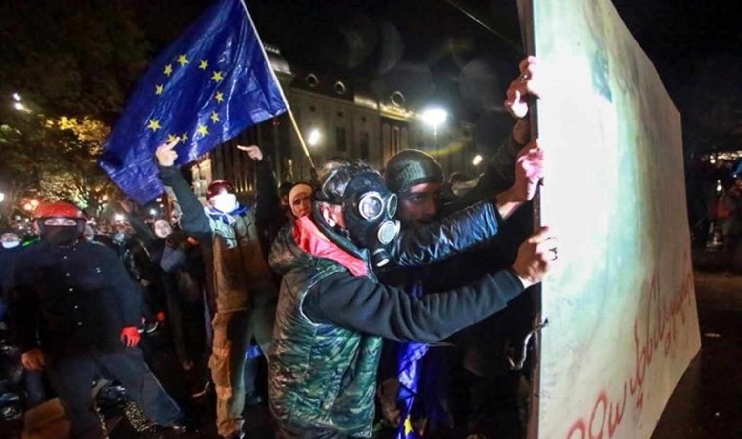 AB Kararı Gürcistan’da Kriz Yarattı: 107 Gözaltı, Sokaklar Karıştı