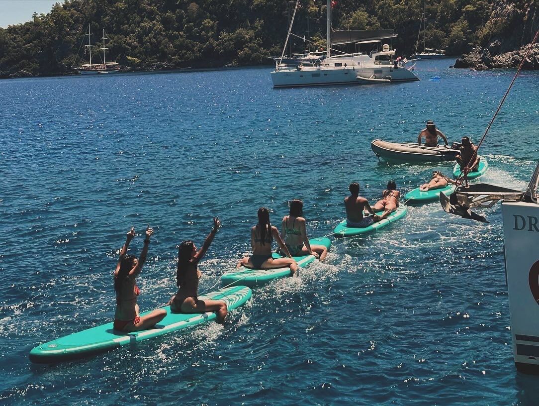 Sailors in Yellow Shorts: DJ Partileri ve Paddle Board Keyfiyle Göcek
