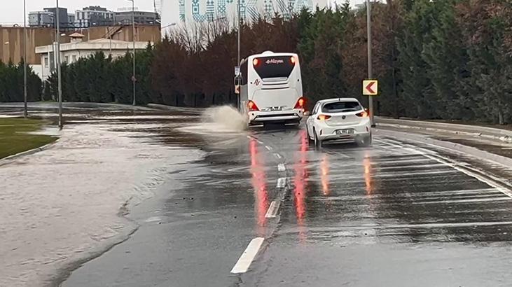 Bakırköy’de su borusu patladı