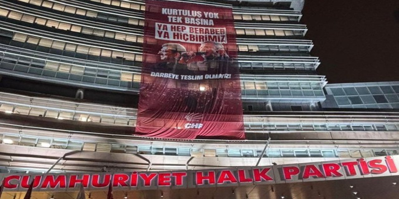 CHP Genel Merkezi Darbeye Teslim Olmayız Pankartı Asıldı