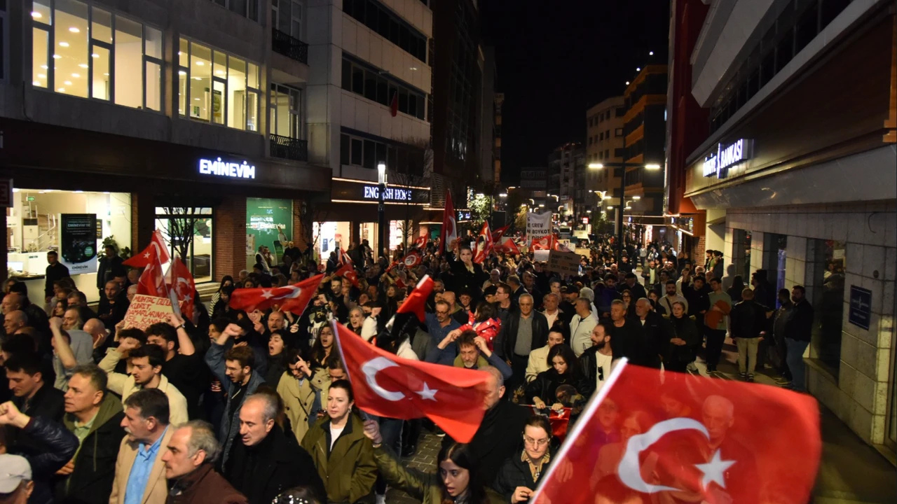 Trabzon’da ‘İmamoğlu’na Özgürlük’ Sloganlarıyla Yürüyüş Düzenlendi