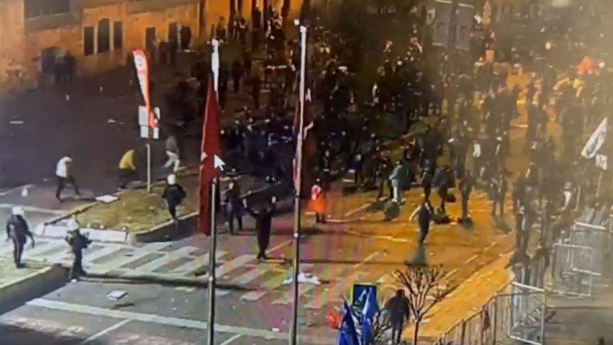 Kız Yurduna Saldırmaya Çalışan İBDA-C lilere Polis Müdahalesi:Yapmayın Allah Aşkına!