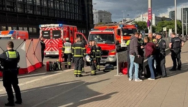 Almanya’da tren istasyonunda bıçaklı saldırı: Çok sayıda yaralı