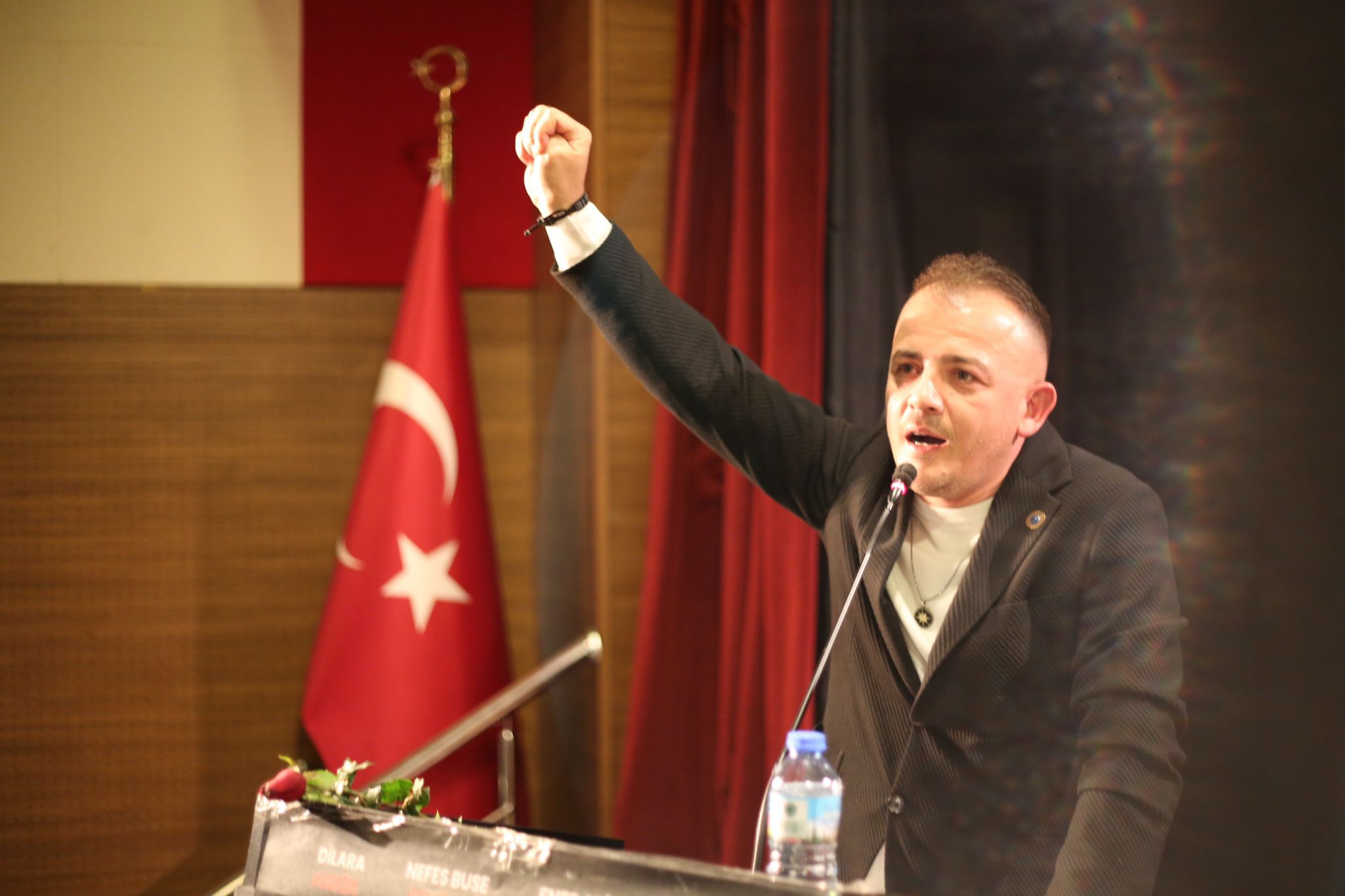 İlker Kara’dan Gençliğe Umut Dolu Çağrı: “Karanlığa Teslim Olmayın!”