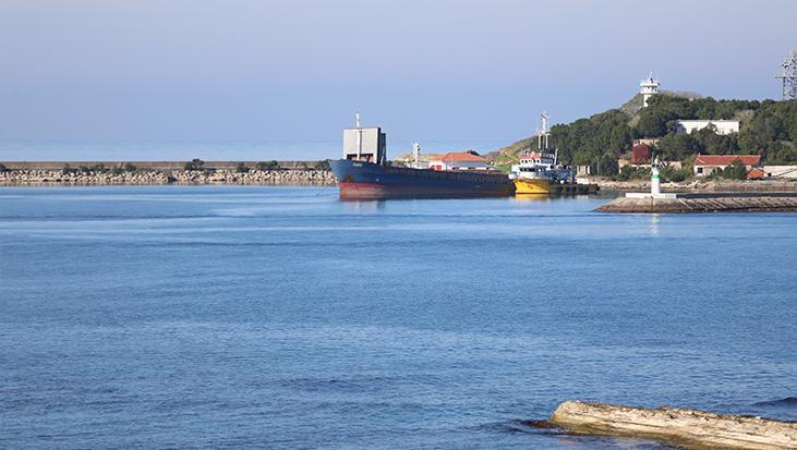 Kefken Açıklarında Karaya Oturan Gemi Kurtarıldı