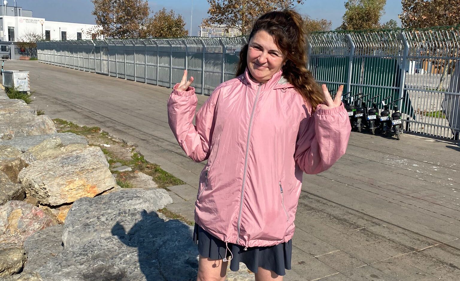 Yazar Gönül Demir’den “Pavyon”: Kırık Kalplerin Işığa Dokunan Hikâyesi