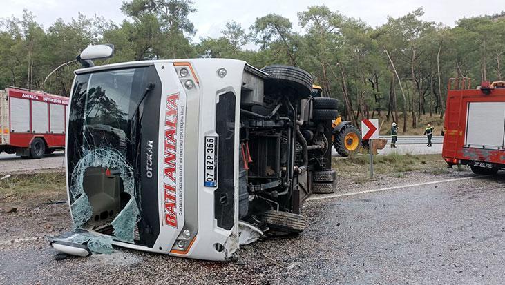 Antalya’da Midibüs Devrildi: 5 Yaralı