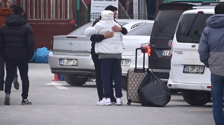 Yargı Paketi Umut Oldu Kocaeli Cezaevi Önünde Sevinç Gözyaşları