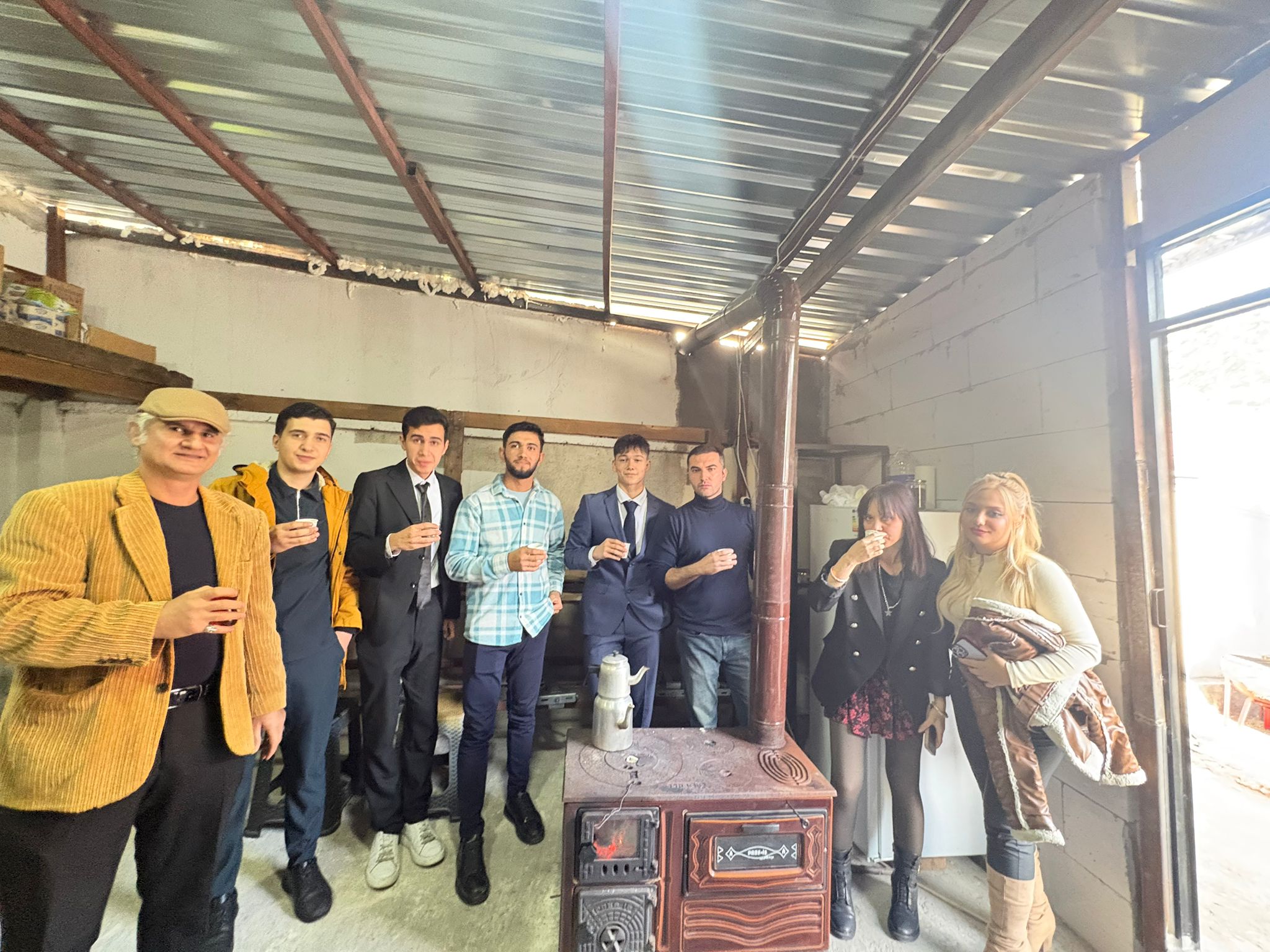 “3 2 1 KAOS” SETİNDEN GELEN YENİ DETAYLAR: ABSÜRT KOMEDİDE TEMPO YÜKSELİYOR