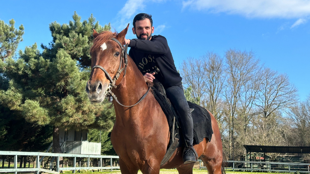 Muhammed İnci ile “Gör Beni Şimdi”: Sessizlerin İçinden Yükselen Ses