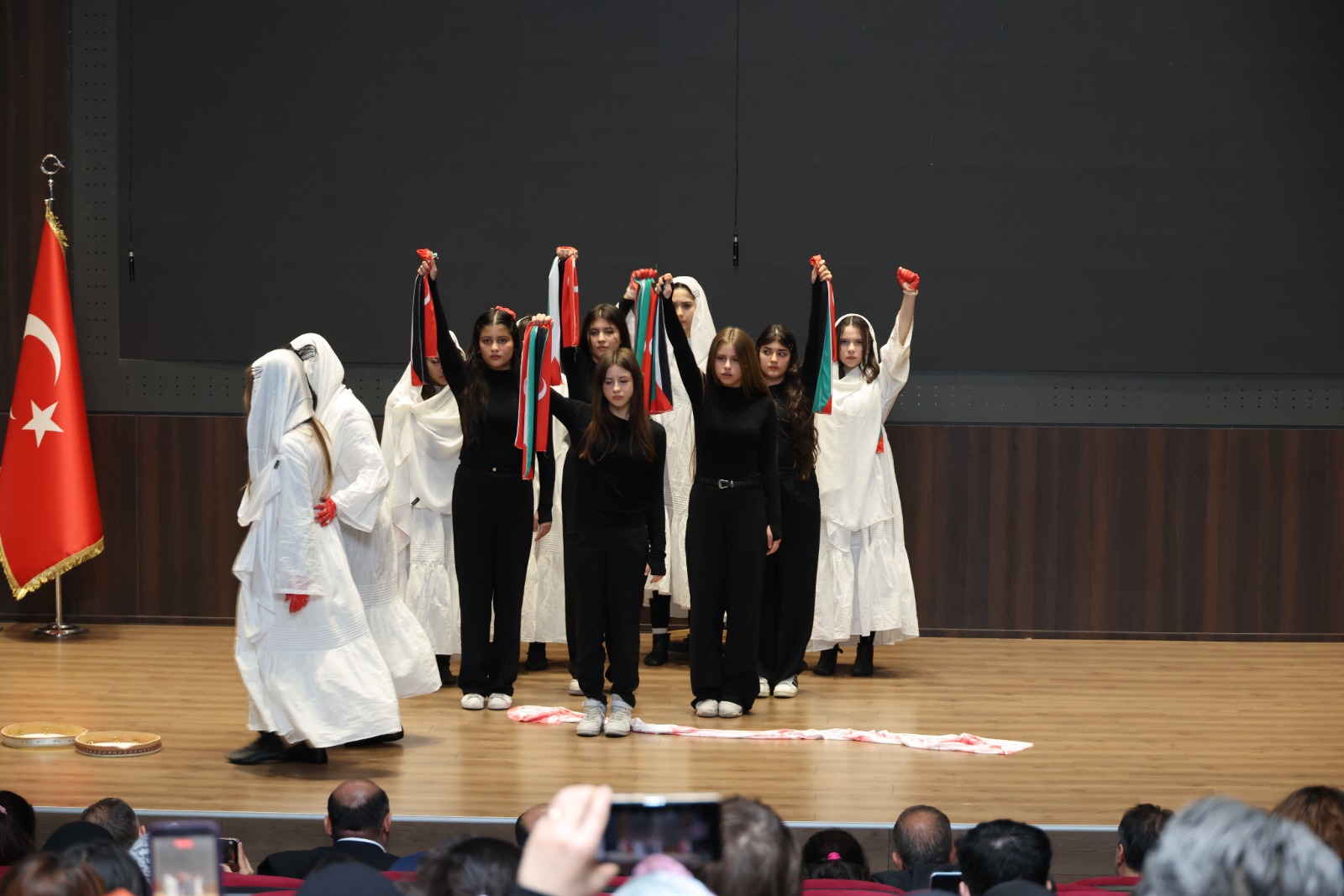 SUSTURULAN ÇOCUKLARIN SESİ KARATAY’DA YANKILANDI: BU BİR ETKİNLİK DEĞİL, VİCDAN ÇAĞRISIDIR