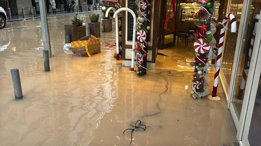 İzmir’de Sağanak Hayatı Felç Etti: Alsancak Yine Sular Altında