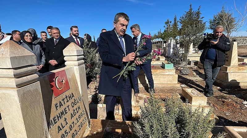 Milli Eğitim Bakanı Yusuf Tekin’den Şanlıurfa’da Okul, Valilik ve Deprem Şehitlerine Ziyaret