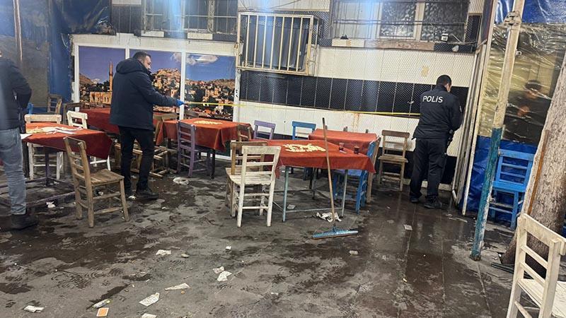 Beşiktaş Meydanı’ndaki Kıraathanede Bıçaklı Saldırı: Amca ve Yeğeni Yaralandı