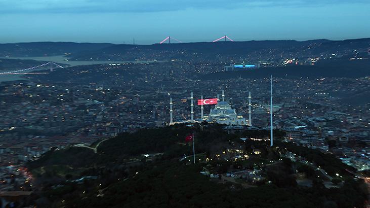 Ramazan Hilali Çamlıca Kulesi’nde Gözlemlendi, Bulutlar Engel Oldu