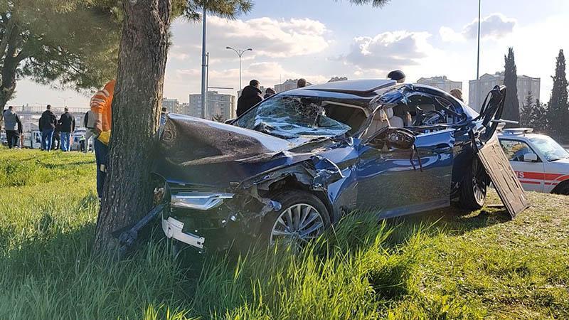 Bayrampaşa’da Feci Kaza: Makas Atan Otomobil Kamyona Çarptı, 7 Yaralı