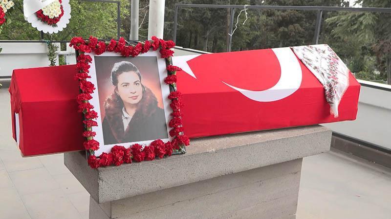 Tiyatro Dünyası Yasta: Feyha Çelenk Son Yolculuğuna Uğurlandı