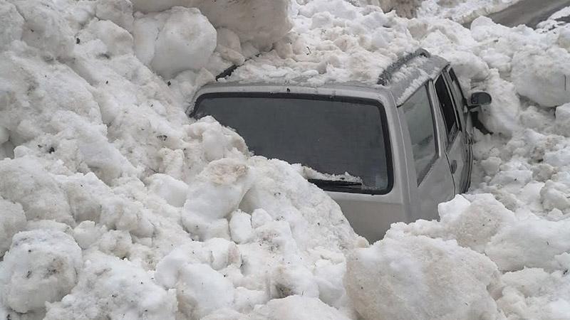 Kar yağışı çığa neden oldu: Araçta mahsur kalan 4 kişi kurtuldu