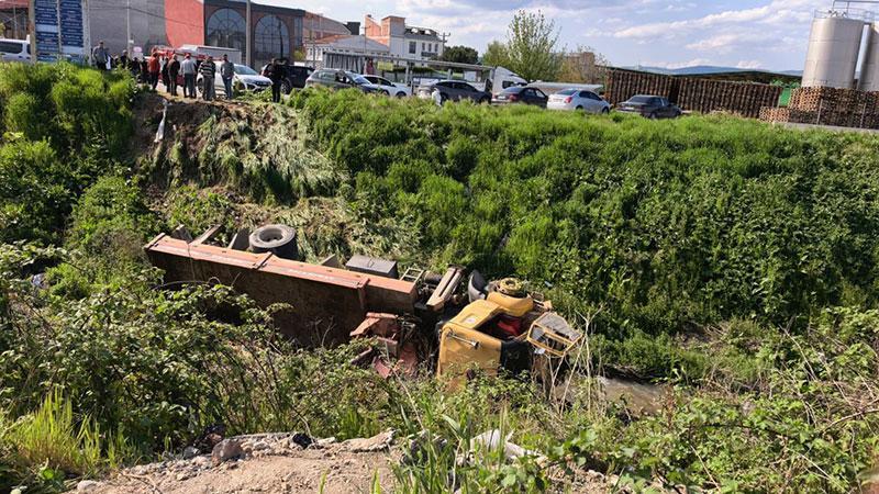 Kontrolden Çıkan Vinç Dereye Uçtu: Sürücü Hayatını Kaybetti