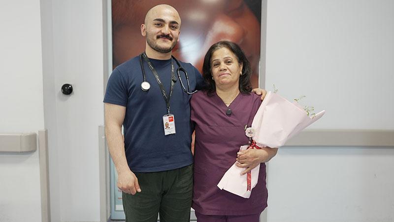 Aynı Hastanede Duygulandıran Buluşma: Pratisyen Oğul, Ebe Annesine Sürpriz Yaptı