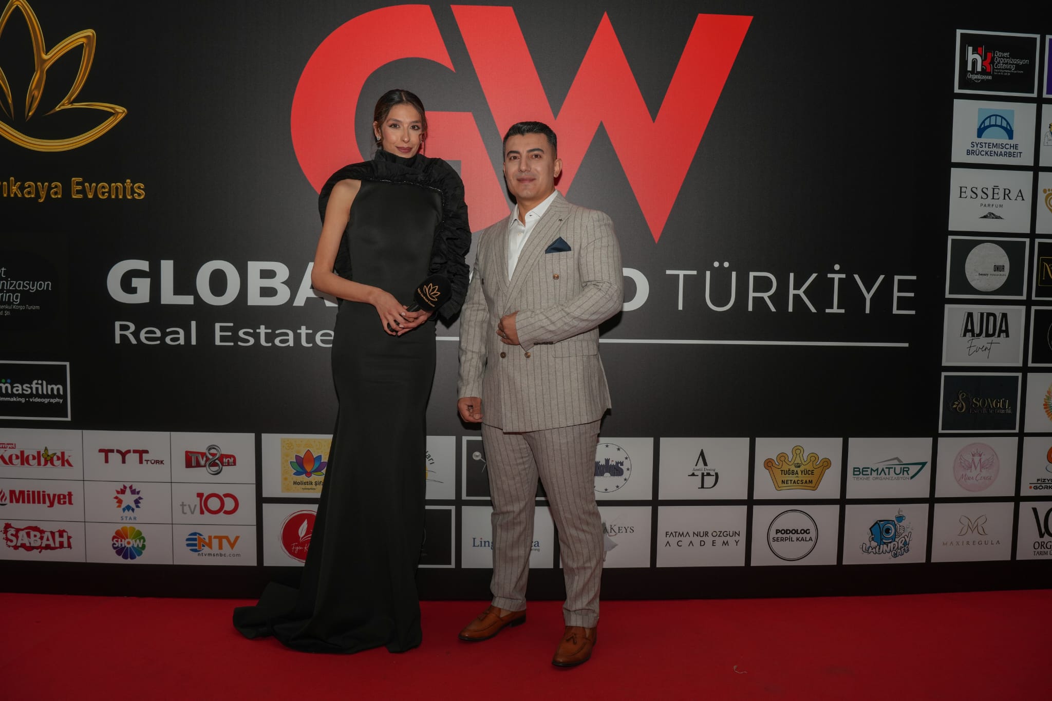 ÖZCAN KANDEMİR’E EDEBİYATTA DİKKAT ÇEKEN BAŞARI