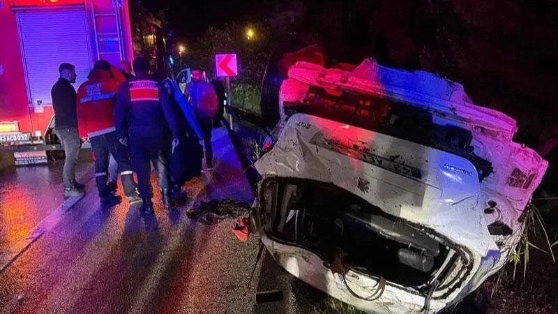 YENİKENT YAKINLARINDA TRAFİK KAZASI: TAKLA ATAN ARAÇ TOPRAK ZEMİNE ÇARPARAK DURABİLDİ