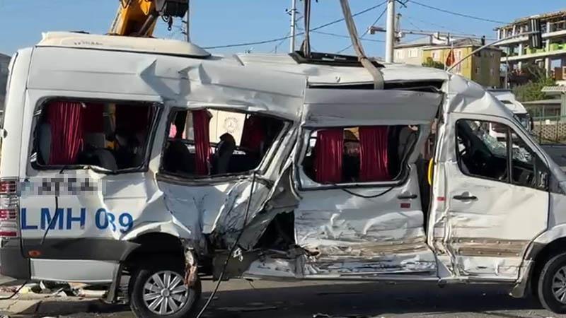 Şekerpınar’da Korkutan Kaza: TIR ile Servis Çarpıştı