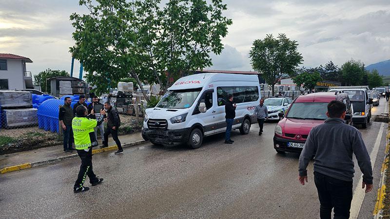 ERBAA’DA KATLİAM GİBİ KAZADAN DÖNÜLDÜ! KARŞI ŞERİDE GEÇEN MİNİBÜS İŞÇİ SERVİSİYLE ÇARPIŞTI: 11 YOLCU YARALI