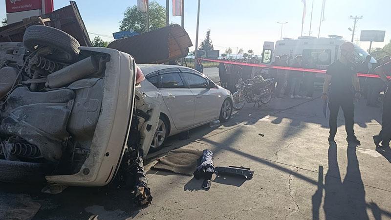 AKARYAKIT İSTASYONUNDA FACİA: TAKLA ATAN OTOMOBİL BANKTA OTURAN İKİ KARDEŞE ÇARPTI, YAŞAM SAVAŞI VERİYORLAR!