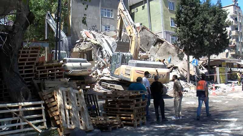 Halkalı’da Kentsel Dönüşüm Yıkımı Facia Gibi Döndü: Bitişik Bina Çöktü