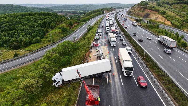 YAĞIŞ KAZAYI GETİRDİ: OTOYOLDA TIR YOLDAN ÇIKTI