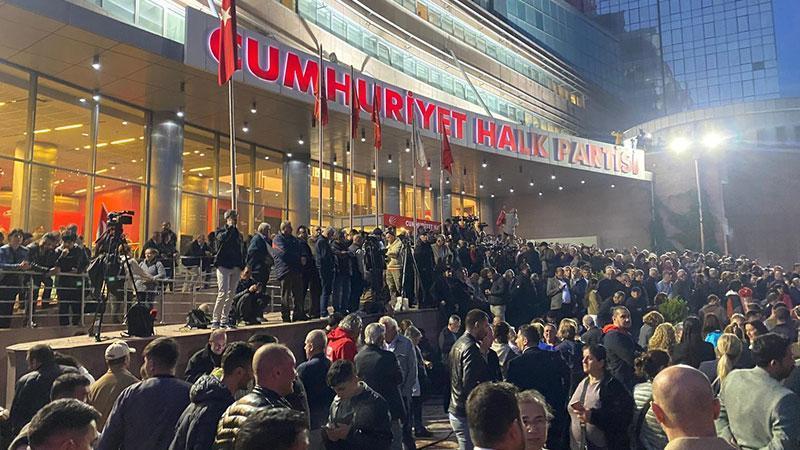 CHP Genel Merkezi’nde Hareketli Saatler: Partililerden Mahkeme Kararına Tepki