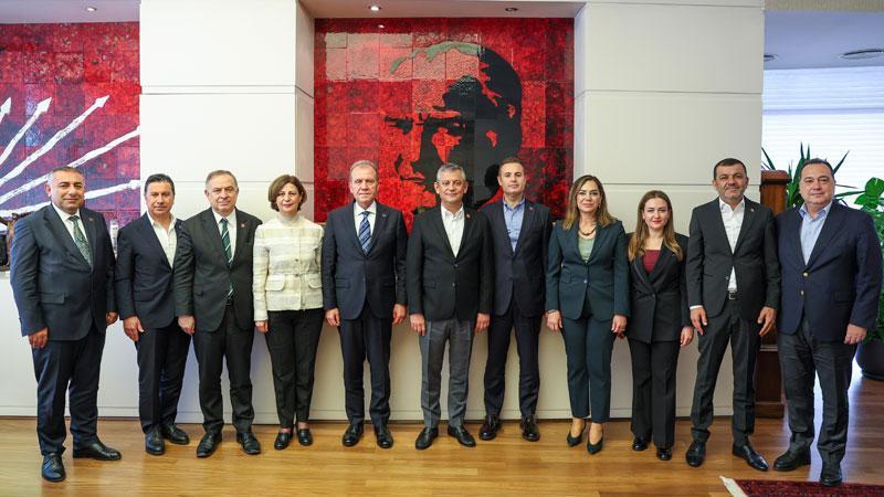 ÖZGÜR ÖZEL, BÜYÜKŞEHİR BELEDİYE BAŞKANLARIYLA CHP GENEL MERKEZİ’NDE BULUŞTU