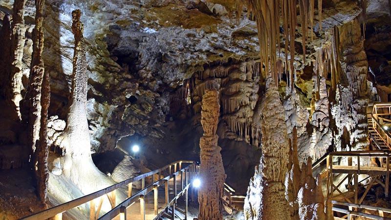 Karaca Mağarası’nda “Kaya Düşmesi” Alarmı: Turizm Destinasyonuna Geçici Kapatma
