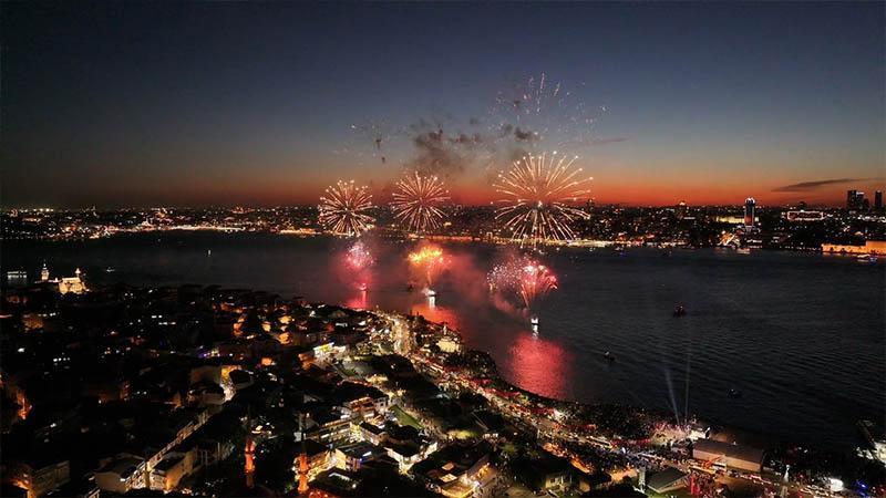 İSTANBUL’UN FETHİ KUTLAMALARINDA BOĞAZ’I IŞIKLAR AYDINLATTI