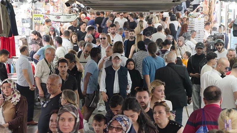 Bayram Tatilinde Eminönü’ne Yoğun İlgi: İstanbullular Akın Etti