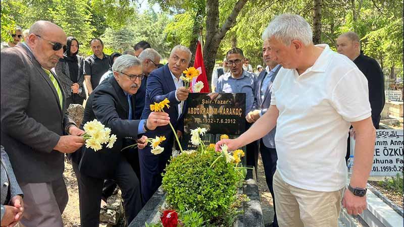 Şair Abdurrahim Karakoç Kabri Başında Anıldı: “O Bir Okuldu”