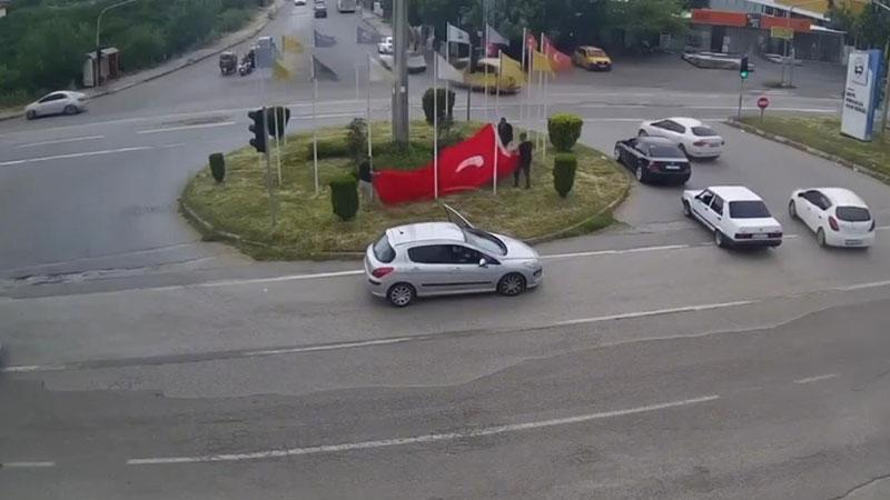 Dörtyol’da rüzgâr nedeniyle düşen Türk bayrağı vatandaşların duyarlılığıyla korundu