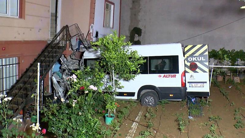 Servis Minibüsü Bahçeye Uçtu: 1 Yaralı