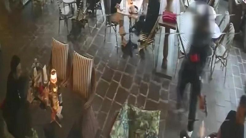 AVM’de Silahlı Saldırı: “Dövmen Çok Güzel Abi” Deyip Bacağından Vurdu
