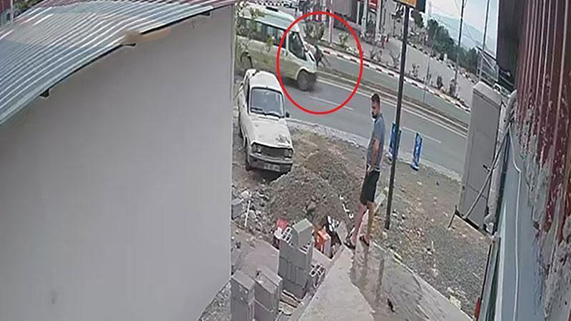 YOLA FIRLAYAN ATA MİNİBÜS ÇARPTI