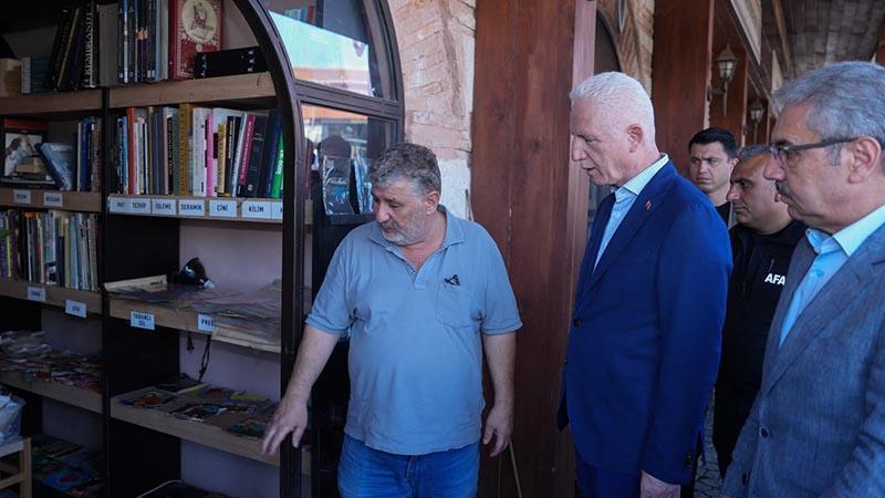 Vali Gül’den Su Baskınından Etkilenen Üsküdar Sahaflar Çarşısı’na Ziyaret