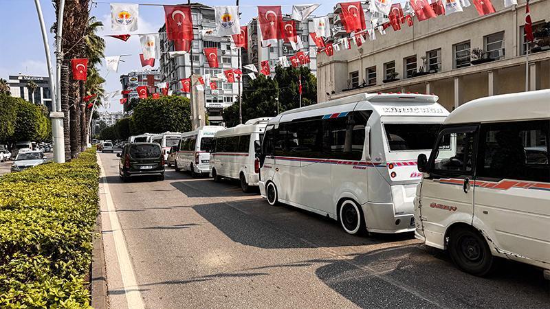 Dolmuşçulardan güzergâh değişikliğine konvoylu protesto