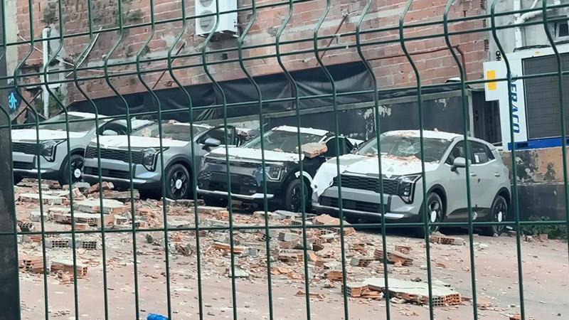 İstanbul’da duvar çöktü: 12 sıfır kilometre araçta 30 milyon liralık hasar**