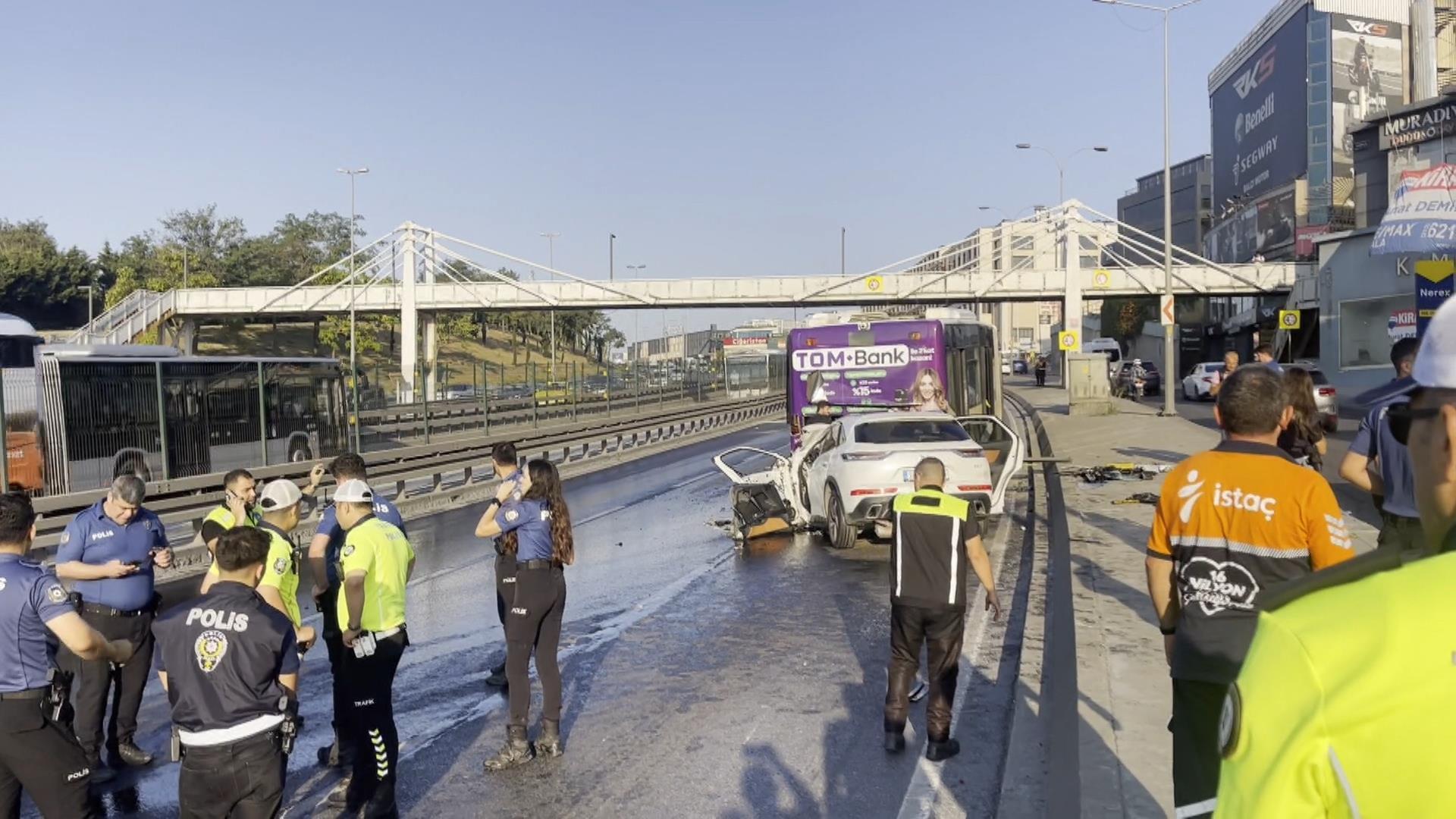 Sefaköy’de İETT otobüsüne çarpan otomobilde 3 kişi hayatını kaybetti